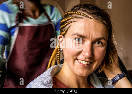 Intreccio in salone di parrucchiere a Nairobi, in Kenya, Africa orientale Foto Stock