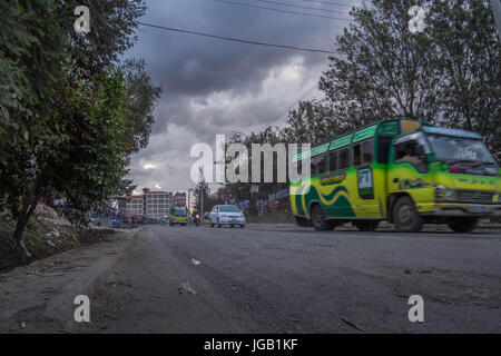 I mezzi di trasporto pubblico - bus colorati - a Nairobi, capitale del Kenya Foto Stock