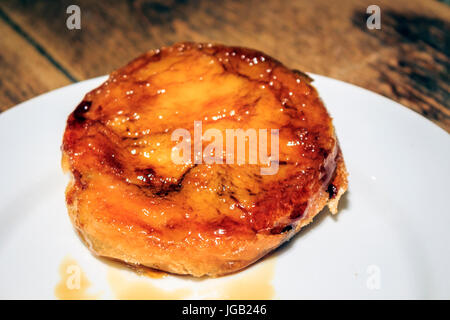 Famosa crema catalana Pasticceria servita nel ristorante catalano, Spagna Foto Stock