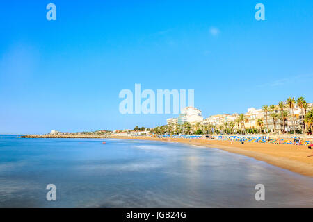 Ampia spiaggia di sabbia in una bellissima Sitges, Catalogna, Spagna Foto Stock