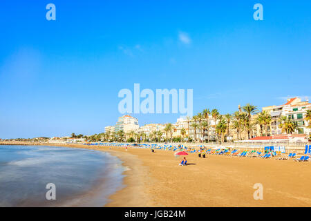 Ampia spiaggia di sabbia in una bellissima Sitges, Catalogna, Spagna Foto Stock