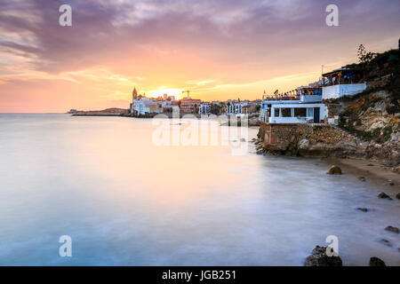 Bella città di Sitges al tramonto, la Catalogna, Spagna Foto Stock