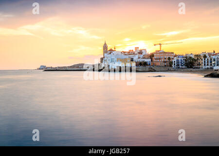 Bella città di Sitges al tramonto, la Catalogna, Spagna Foto Stock