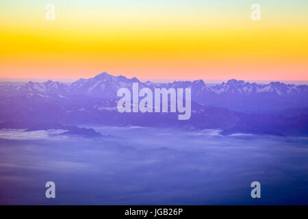 Mont Blanc nella catena montuosa delle Alpi è il picco più alto d'Europa Foto Stock