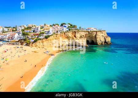 Bellissima spiaggia e architettura in Carvoeiro, Algarve, PORTOGALLO Foto Stock