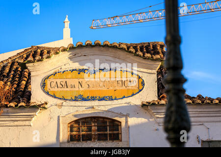 Il vecchio edificio accanto alla chiesa di Nostra Signora della Concezione, Portimao Algarve Foto Stock