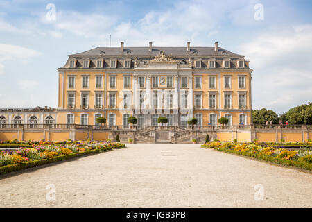 Augustusburg Palace di Brühl rappresenta uno dei primi esempi di creazioni rococò in Germania. Foto Stock