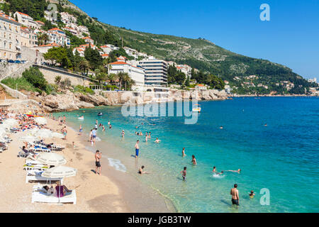 Persone vacanzieri i turisti a prendere il sole sulla spiaggia di Banje banje Dubrovnik Croazia costa dalmata Dubrovnik riviera mare Adriatico Riviera adriatica Foto Stock