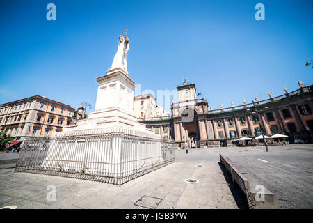 Piazza napoletana con un monumento al centro, Italia, Europa Foto Stock