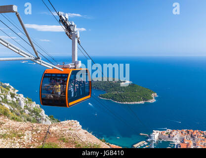 Dubrovnik Croazia costa dalmata dubrovnik turisti in funivia per il monte Srd Dubrovnik Città Vecchia vista aerea isola di Lokrum Dubrovnik, Croazia Europa Foto Stock