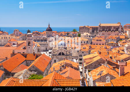 Croazia Dubrovnik Croazia costa dalmata vista dalle mura della città di le tegole rosse tetti e le torri della città vecchia paese vecchio di Dubrovnik Croazia Foto Stock