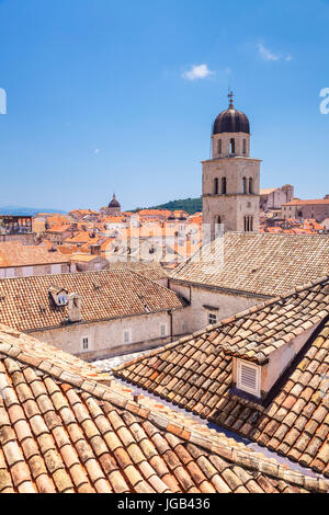 Croazia Dubrovnik Croazia vista dalle mura della città di San Salvatore campanile della chiesa di mattoni rossi tetti in terracotta città vecchia paese vecchio di Dubrovnik Croazia Foto Stock