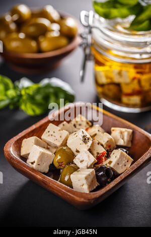 Marinata di formaggio di capra con semi di oliva Foto Stock