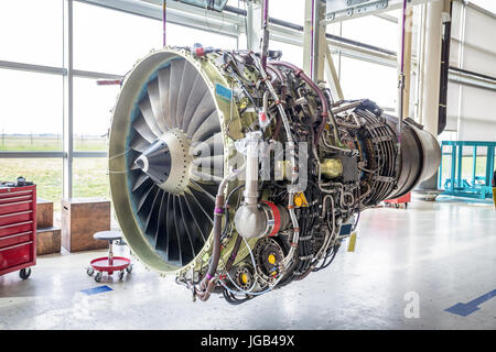 Un aereo motore durante gli interventi di manutenzione in un magazzino Foto Stock