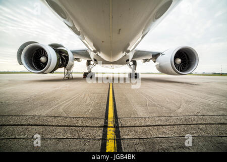 La manutenzione di un grande aereo all'aeroporto Foto Stock