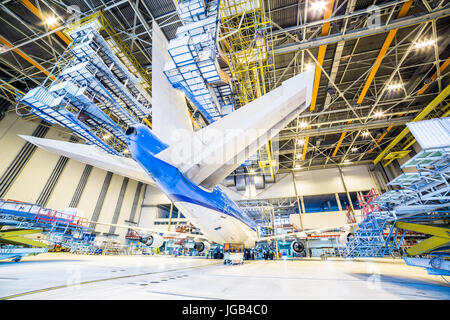 Rinnovo del bianco e del blu aereo in un hangar. Foto Stock