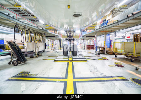 Rinnovo del bianco e del blu aereo in un hangar. Foto Stock