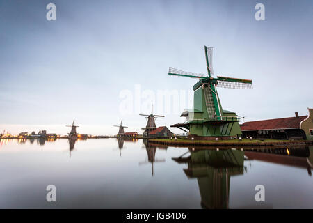 Mulini a vento in open air museum di Zaanse Schans, , il simbolo dei Paesi Bassi Foto Stock