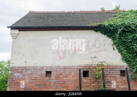 Sbiadito segno dipinta su un muro di mattoni per Bass birra in Tamworth, Staffordshire Foto Stock