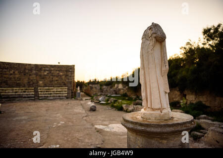 Un monumento senza testa nell'antica città di Salamina, la parte settentrionale di Cipro. Foto Stock