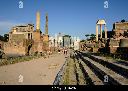 Italia, Roma, foro Romano, via Sacra e scalini della Basilica Giulia Foto Stock