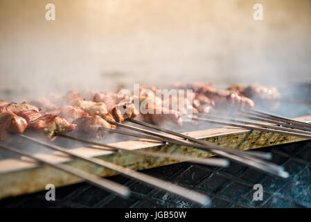 La deliziosa cucina greca - grigliata di carne a pezzi chiamato souvlaki Foto Stock