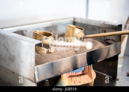 Due graziosi pentole per preparare il caffè turco, Cipro Foto Stock