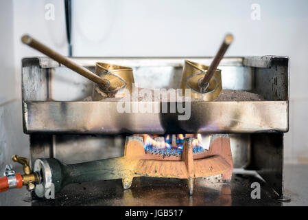 Due graziosi pentole per preparare il caffè turco, Cipro Foto Stock