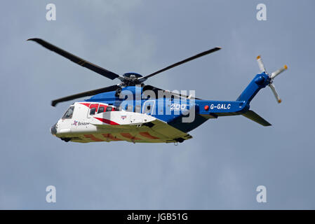 Bristols S92un elicottero sulla formazione volo sopra l'aeroporto di Inverness in Highland regione nelle Highlands Scozzesi. Regno Unito. Foto Stock