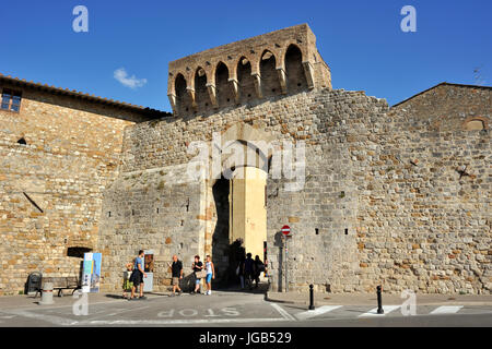 Italia, Toscana, San Gimignano, mura cittadine, porta San Matteo Foto Stock