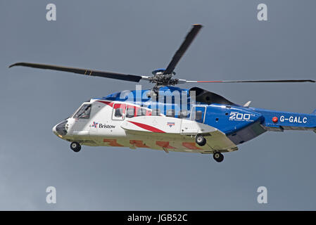 Bristols S92un elicottero sulla formazione volo sopra l'aeroporto di Inverness in Highland regione nelle Highlands Scozzesi. Regno Unito. Foto Stock