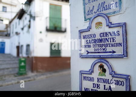 Le case bianche in Casares, uno dei Pueblos Blancos in Andalusia, Spagna. Foto Stock