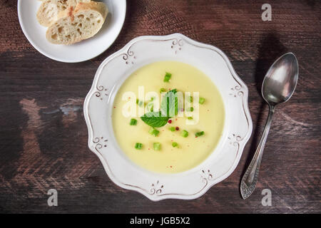Foto aerea del francese vichyssoise minestra con copyspace Foto Stock