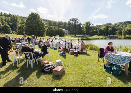 Garsington Opera - opera frequentatori avente un picnic nei giardini del Parco Wormsley break prima dell'opera, Stokenchurch, Buckinghamshire England Regno Unito Foto Stock