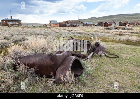 Vecchio arrugginito auto in un campo vicino a Bodie, California Foto Stock