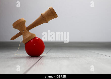 Kendama sul pavimento Foto Stock