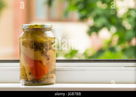 Conserve di verdure in un vasetto di vetro. Foto Stock