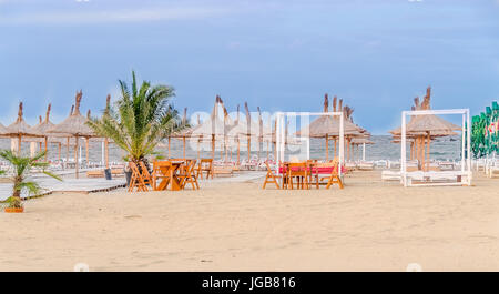 MAMAIA, Romania - 17 giugno 2015. Il Mar Nero Beach, terrazza con ombrelloni, sabbia, acqua e cielo blu. Foto Stock