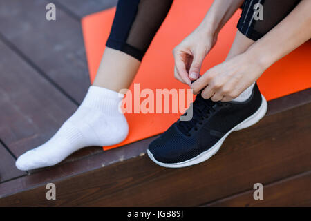 Sportive cravatte lacci delle scarpe su sneaker Foto Stock