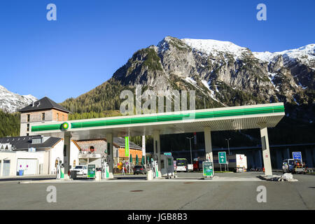 FLACHAU, Austria - 10 Maggio 2017 : l'autostrada Resto fermo con un gas di BP e della stazione di Landzeit Tauernalm hotel e ristorante nelle Alpi ambiente in F Foto Stock