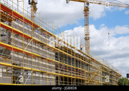 Edificio di nuova costruzione stite - ponteggi e gru sul sito di edificio Foto Stock