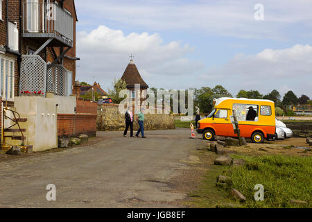 Un negozio di mobili di vendita di gelato,croccantini,dadi e soft drinks sul porto strada a Bosham sulla costa sud dell'Inghilterra in West Surrey Foto Stock