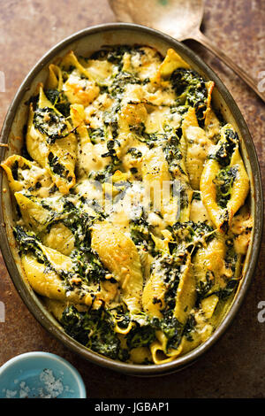Gli spinaci jumbo seashell pasta con parmigiano e formaggio blu cuocere Foto Stock