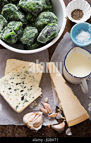 Italiano di spinaci cuocere la pasta ingredienti - congelati Spinaci, crema, parmigiano, formaggio blu, aglio Foto Stock