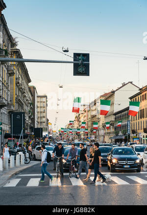 Milano, Italia - Luglio 4th, 2017: bandiere italiane la linea fino a Corso Buenos Aires milano lombardia italia Europa, una trafficata via dello shopping Foto Stock