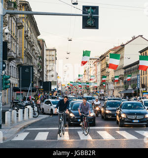 Milano, Italia - Luglio 4th, 2017: bandiere italiane la linea fino a Corso Buenos Aires milano lombardia italia Europa, una trafficata via dello shopping Foto Stock