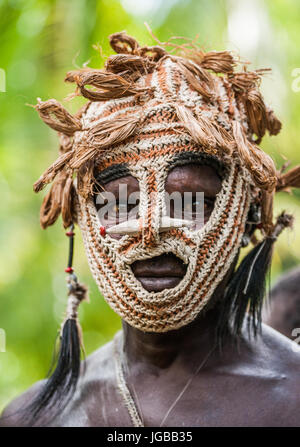 INDONESIA, Irian Jaya, ASMAT provincia, JOW VILLAGE - 12 giugno: Ritratto di un guerriero Asmat tribù in una insolita battaglia maschera. Foto Stock