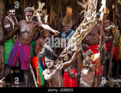 INDONESIA, Irian Jaya, ASMAT provincia, JOW VILLAGE - 12 giugno: Warriors Asmat tribù. Foto Stock