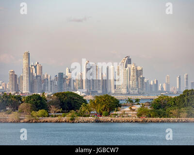 Lo Skyline della moderna città di Panama nella Repubblica di Panama Aprile 2017 Foto Stock
