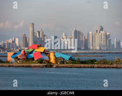 Insolite e colorate edificio del Biomuseo progettato da Frank Gehry sul Amador Causeway, visualizzando la bio diversità della Repubblica di Panama Foto Stock